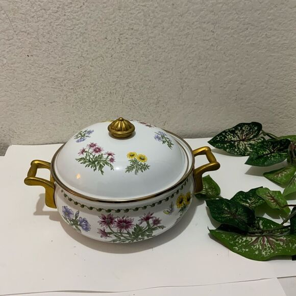 New Regency Club enamel floral Dutch oven with brass handles and lid - Picture 2 of 11
